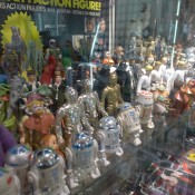 Scores of vintage Star Wars action figures including rare Droids Vlix and vinyl cape Jawas.